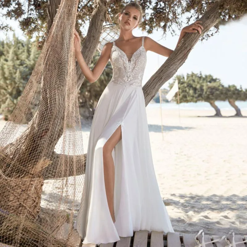 Altri abiti da sposa Elegante abito da spiaggia in chiffon Boho 20221 Cinghie senza spalline Scollo a V senza maniche Appliques in pizzo Abiti da sposa con spacco lateraleAltro