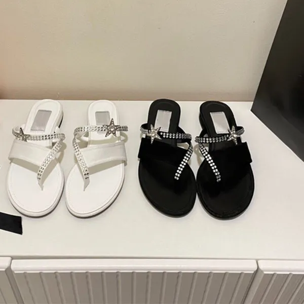 Kvinnor Lyxiga tofflor Designer sommar damer glider designer diamantkedja platt strand skor mode flip flops sandal storlek 35-41