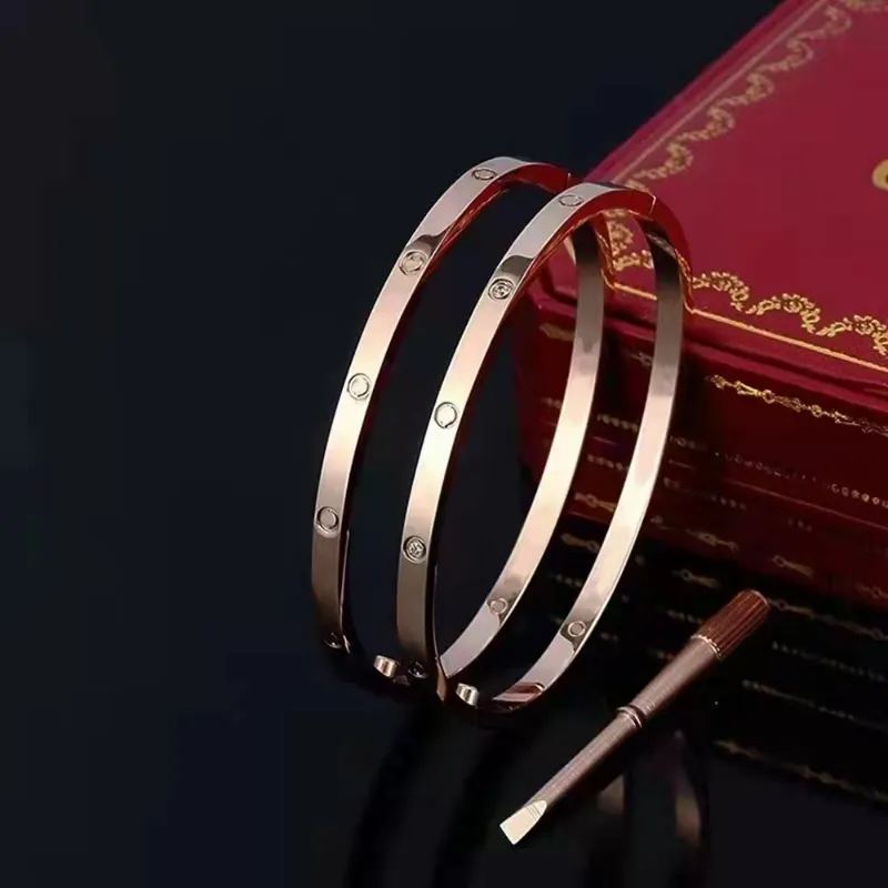 Marque classique 4 mm de large bracelet de créateur pour femmes mode couple manchette bijoux de mariage de haute qualité en acier titane 316L or 18 carats 49ET 31Q3