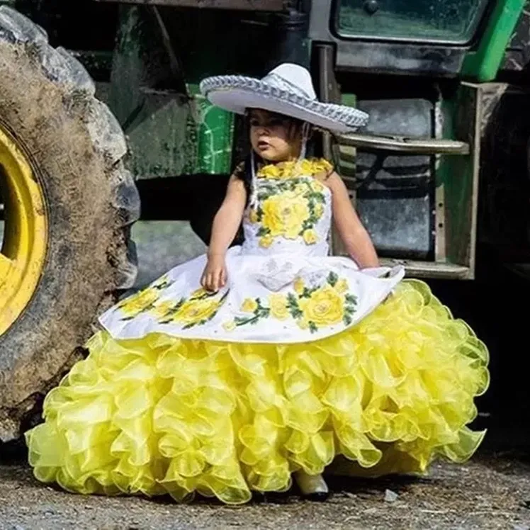 Söt mexikansk vit och gul boll puffig blomma flickor klänningar remmar 3d blommor broderi spetsar barn första nattvards klänning