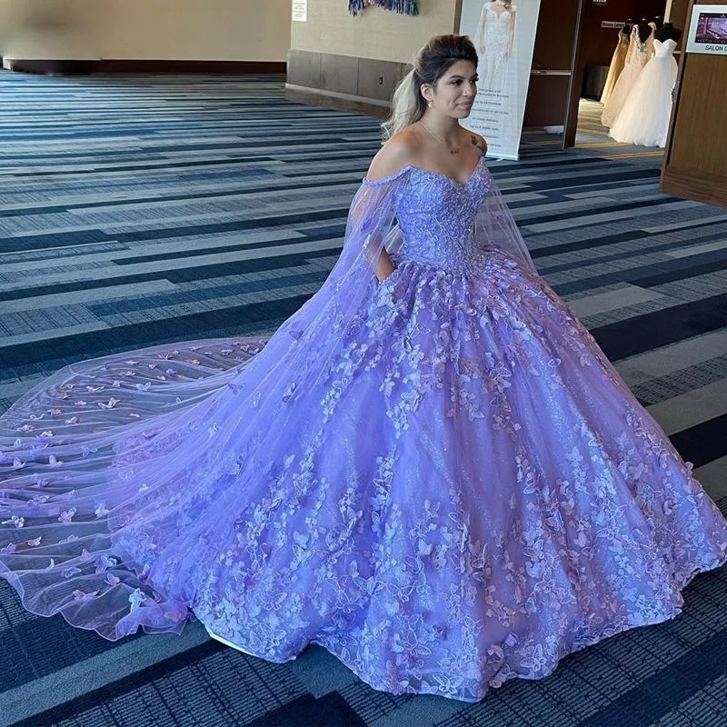 Lavanta Lila Kelebek Quinceanera Elbiseler Uzun Cape Wrap 2022 Aplike Çiçek Dantel-Up Korse Geri Vestido Para 15 Anos