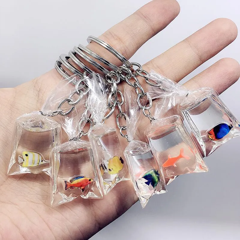 Nyckelringar 1 st 9,5 cm harts Guldfisk Form Keychain Fish Water Bag Charms hängsmycken