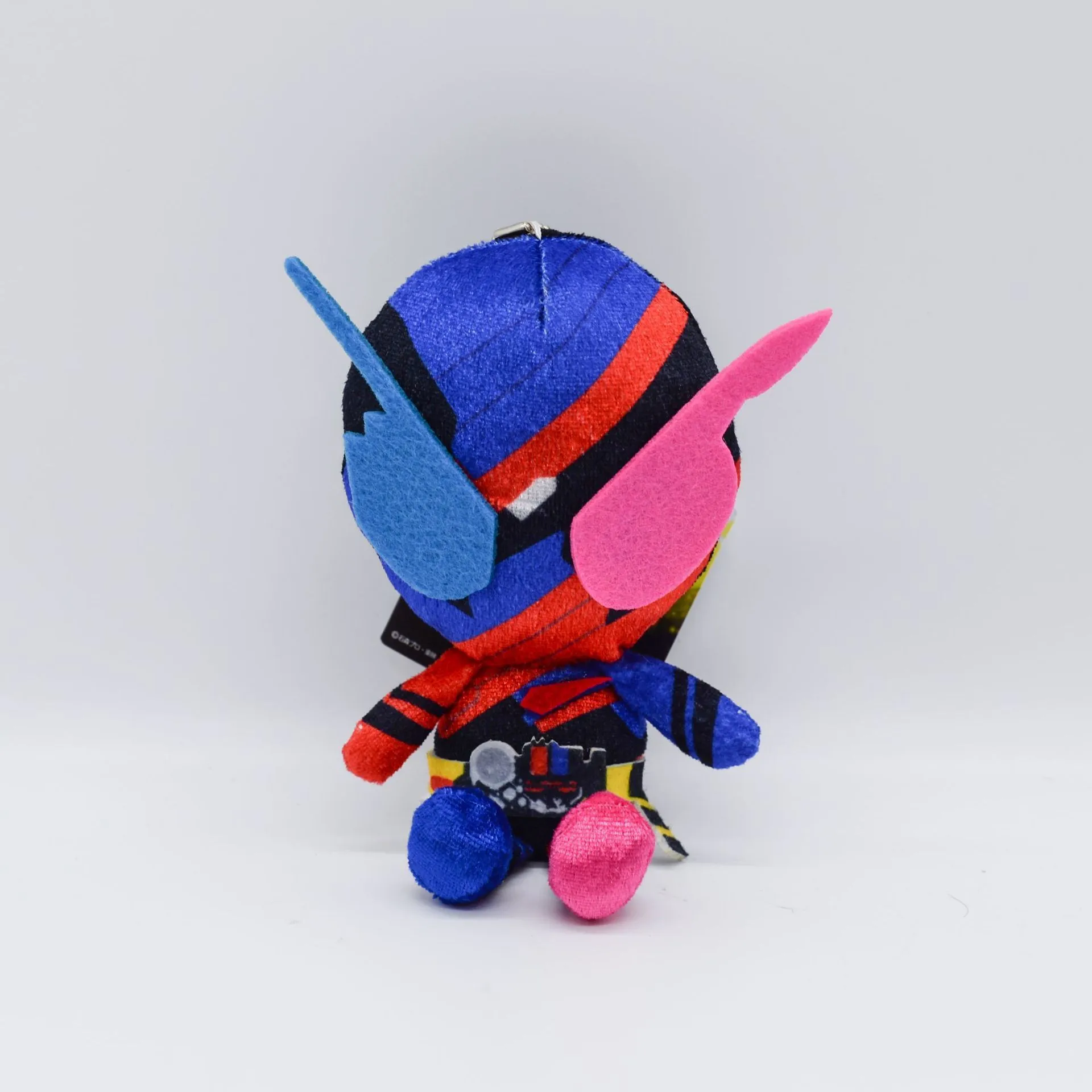 Poppen knuffeldieren Groothandel 18 cm Japanse Heisei Kamen Rider 20 jaar Plush Toy Souvenir Poll Bag Pendant Zitting Positie Hanger 2023