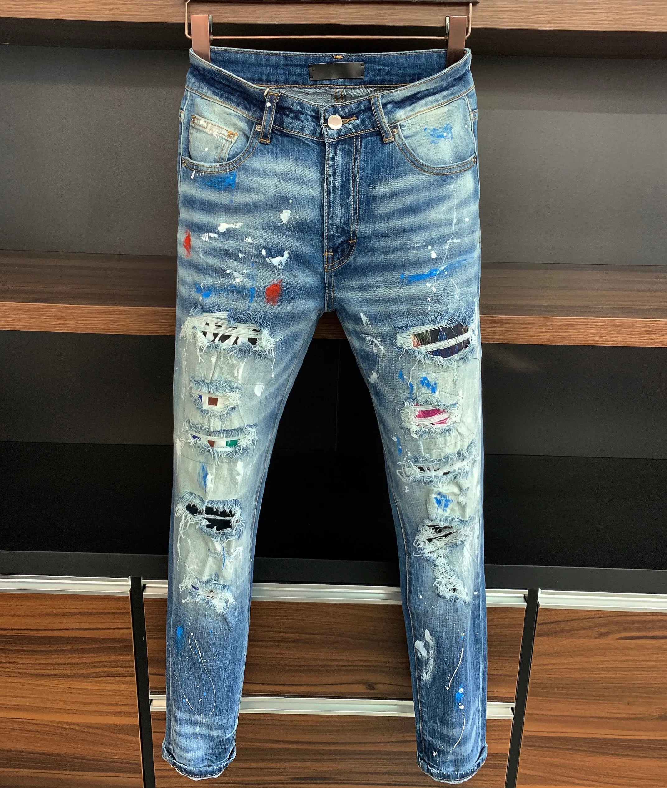 2023 Stilista di moda Jeans da uomo Casual Graffiti Pantaloni lunghi Jeans Rock Revival Pantaloni dritti slim denim elastico Fit Moto Biker 221c