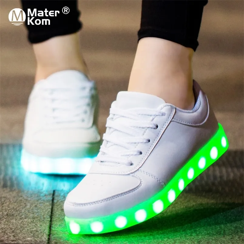 Maat 2742 USB -lader Gloeiende kinderen Casual jongens Led slippers Lumineuze sneakers voor meisjes trouwschoenen 220721