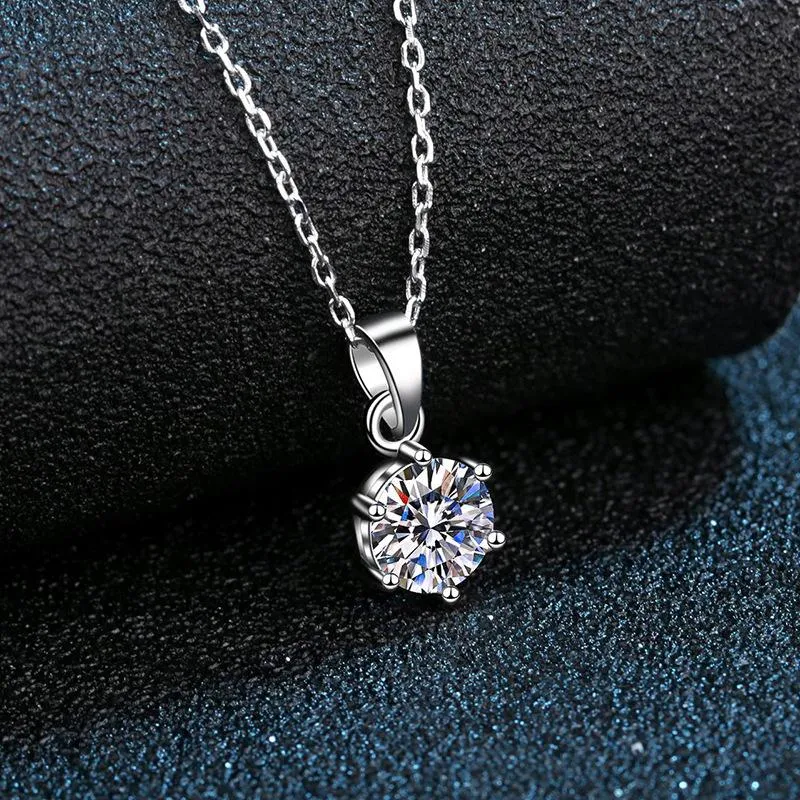 Charms Trendy Sterling Silver 1CT D Color Moissanite Pendant Halsband för kvinnor smycken Platinum 6 Prong Clavicle GiftCharms193T