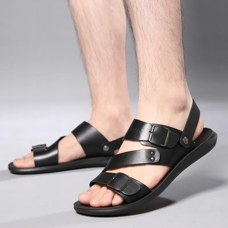 Sandaler Två lager Cowhide Male Leisure Fashion Beach Shoes Flat Bottom Bekväma män Dual-syfte tofflor Black Brown