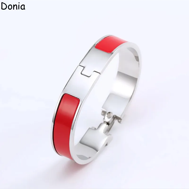 Donia Jewelry Luxury Bracelet 유럽 및 미국 패션 12mm 와이드 에나멜 문자 가방을 곁들인 티타늄 실버 브레이슬릿.