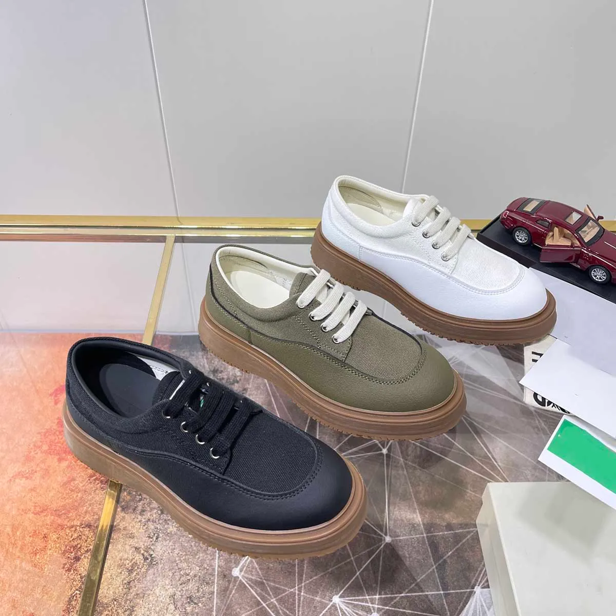 Chaussures décontractées de luxe pour hommes et femmes. Le concept Camo propose des chaussures de voile en tissu vert de bain exclusives avec des semelles en caoutchouc, des baskets phares de la mode londonienne.