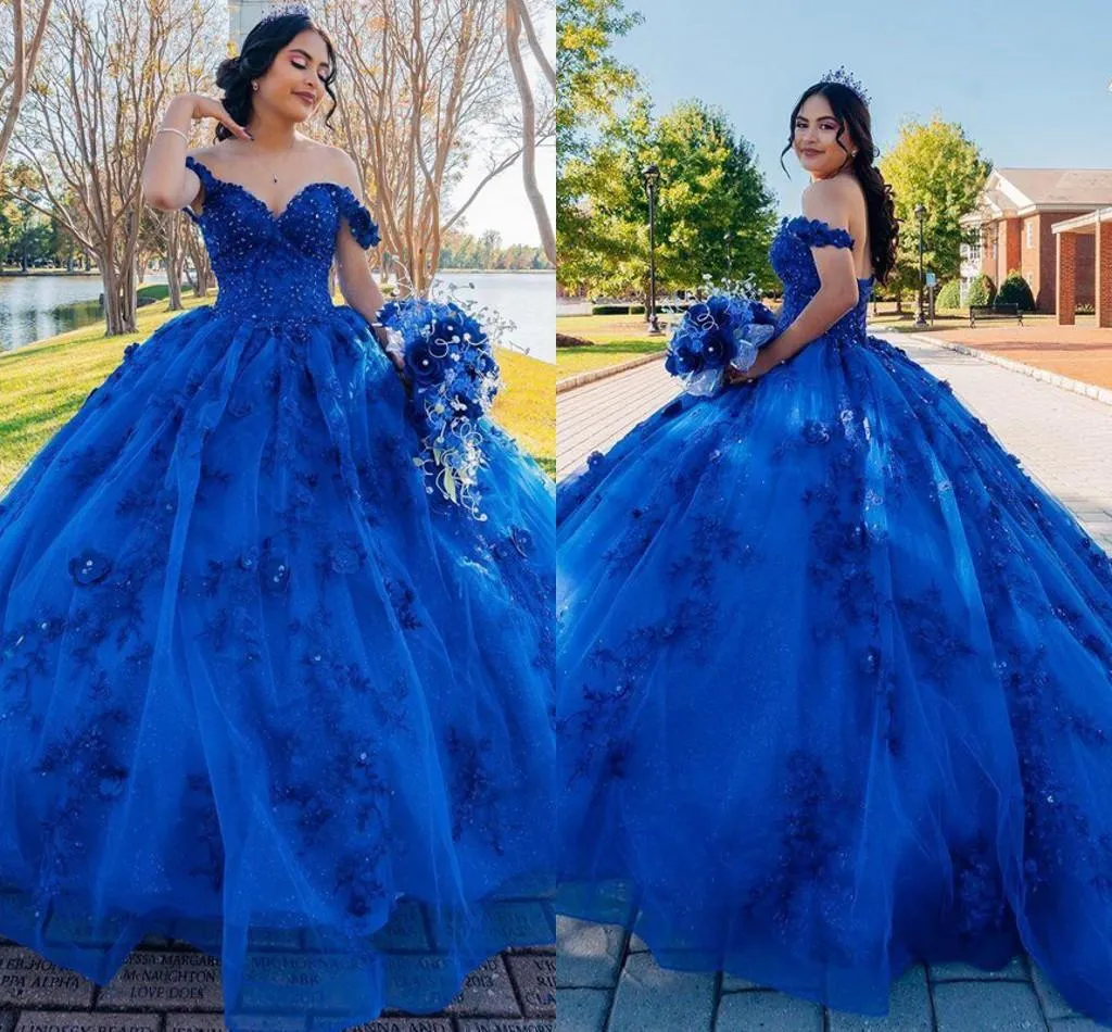 2022 Principessa Royal Blue Sweet 16 Abiti Prom Ball Gown Fiori 3D Applicazioni floreali Perline Al largo della spalla Abito Quinceanera Robe De Soiree 322