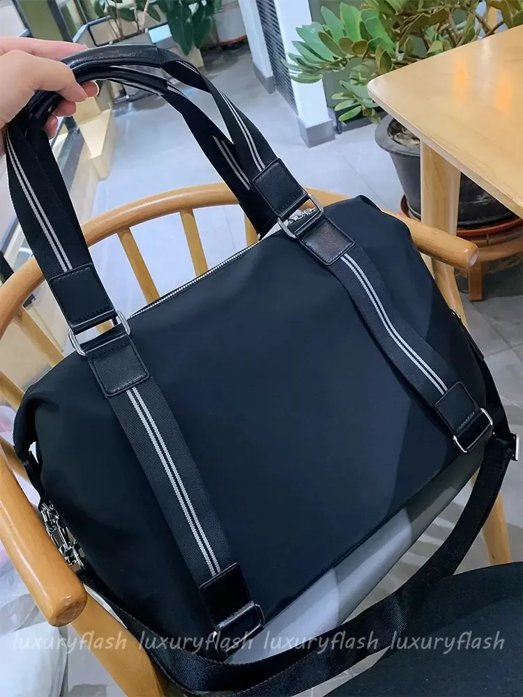 Bolsos para computadora portátil de moda Bolsos para computadora de color sólido a prueba de agua de gran capacidad Diseñador de lujo Bolsos negros para hombres y mujeres Ocio Trav2288