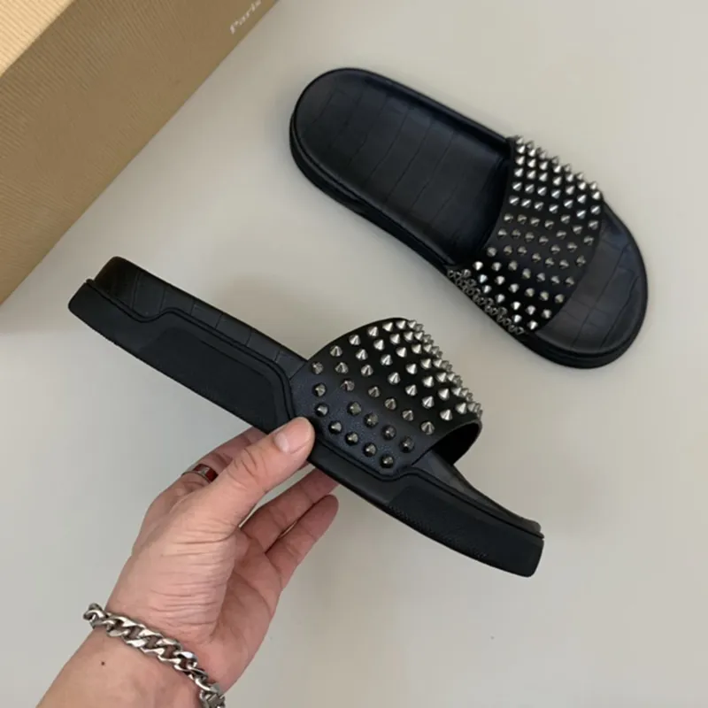 Designer Flat Spikes Slide Tofflor Sandal För män Tjock gummisula Tofflor Spike Slides Plattform Mules Sommar Casual Mode