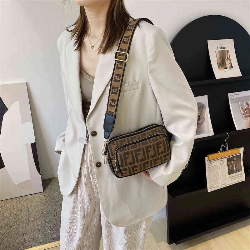 Borse Outlet autunno nuovo messenger borsa a tracolla singola da donna con cintura larga semplice cuscino in rilievo a cilindro