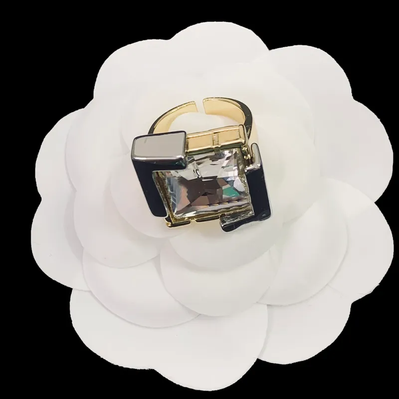 Tasarımcılar Yüzük Takı Altın Pırlanta Kristal Yüzükler Kadınlar için Eşzemler Love Luxurys Mektubu F Marka Kutusu Yeni 22070704R