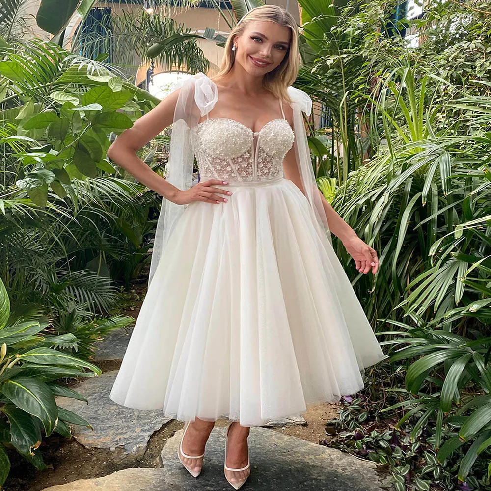 Chic Boho Kort bröllopsklänning 2022 Sexig rygglös pärlstrand En linje Bröllopsklänningar Spaghetti remmar TEA Längd Bohemian Country Bride Reception Robe de Mariage