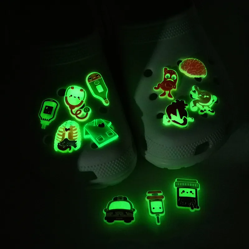 MOQ 50PCS Luminous croc charms medicina estilo dibujos animados 2D pvc suave Fluorescente zueco accesorios para zapatos decoraciones Resplandor en la oscuridad hebillas para zapatos se ajustan a sandalias para niños