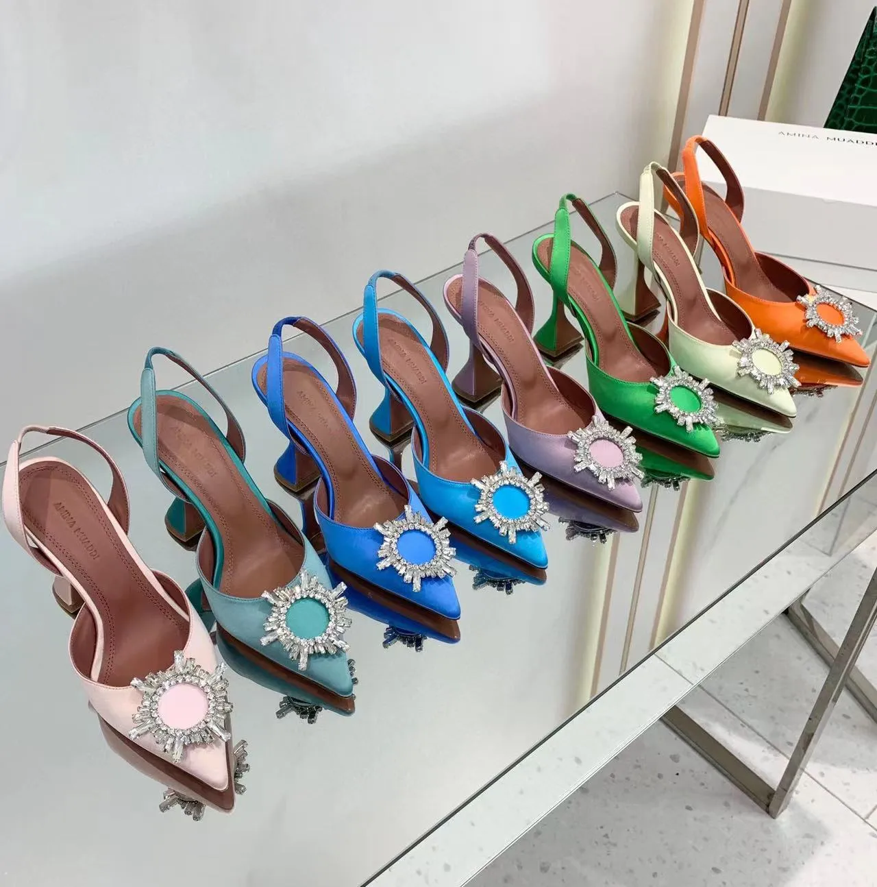 Amina Muaddi sandalias diseñador suela de cuero Tacones 10 cm negro rosa cadena de diamantes decoración banquete zapatos de mujer boda de seda sexy zapatillas formales con caja