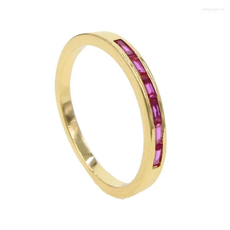 Trauringe Goldfarben plattiert Einfacher Band-Cz-Ring für Frauen Lünette Set Baguette Rot Zirkonia gepflastert Zarte winzige Stapelringe1