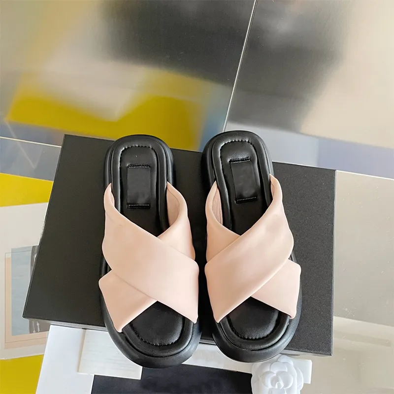 Femmes Slide Sandal Designer Flat Flip Flop Cuir Chaussures d'été Mode Large Party Slipper 35-40 Grande taille avec boîte NO358