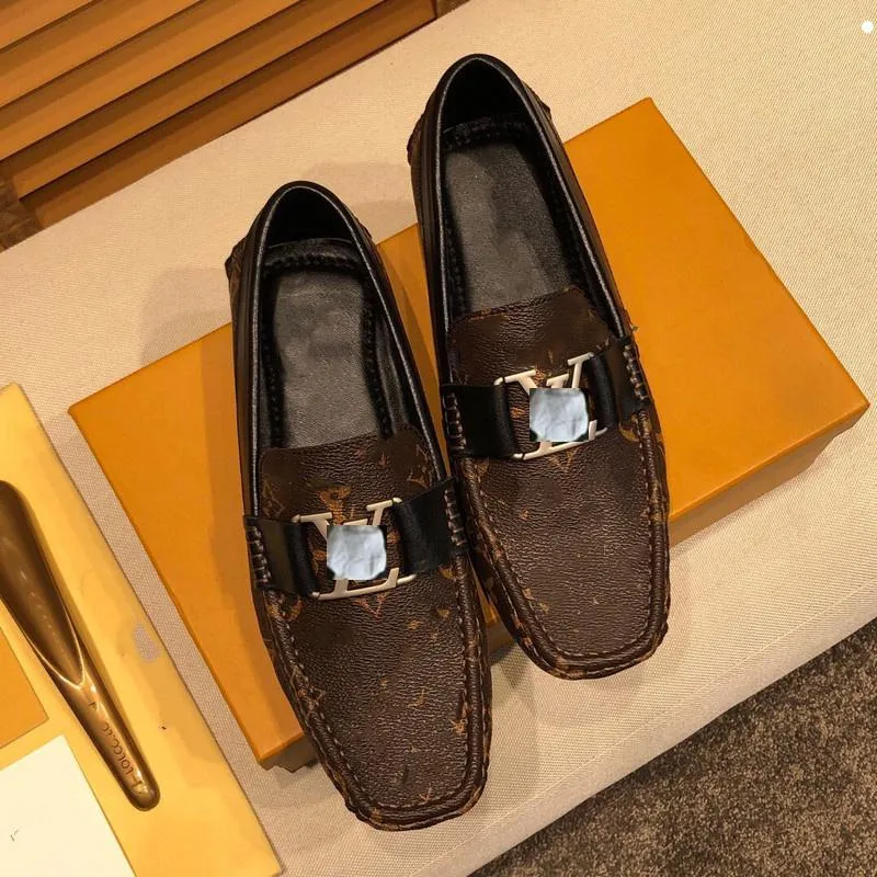 2022 Scarpe eleganti da uomo di lusso di alta qualità Scarpe oxford intrecciate in pelle per mocassini da uomo firmati Italia Scarpe da sposa formali derby bianche nere Taglie forti 38-46