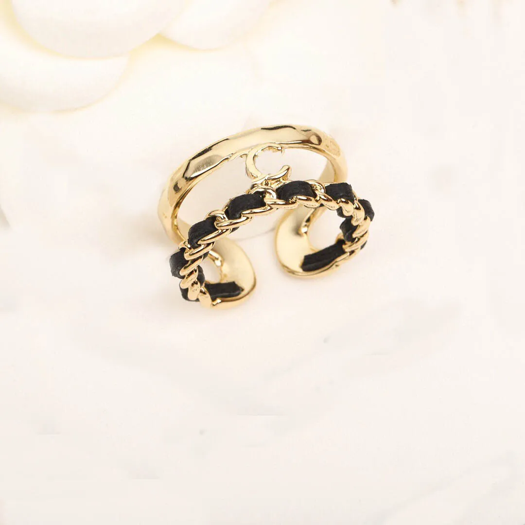 2022 anneau ouvert de charme de qualité supérieure avec un design creux en cuir véritable pour les femmes cadeau de bijoux de mariage ont une boîte de timbre PS7613