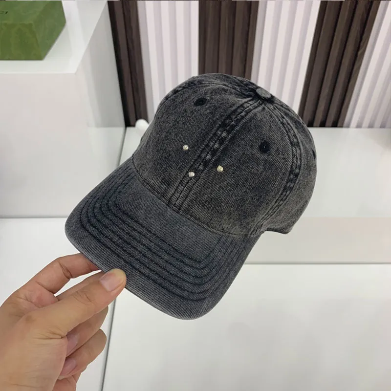 2022 Luxe modeontwerper Baseball Hat Classic omgekeerde driehoek pet koe leer micro label temperament rand instelbare grootte voor mannen en vrouwen goed casquette