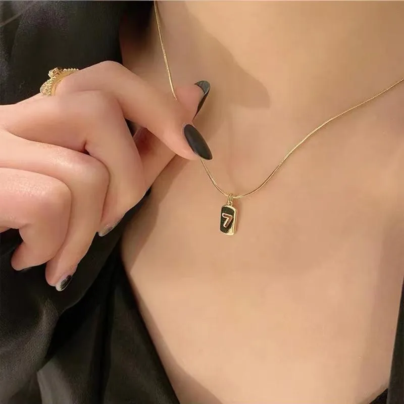Подвесные ожерелья Корея Счастливчик 7 Клавиц Клавиц Классический золотой цвет для женщин