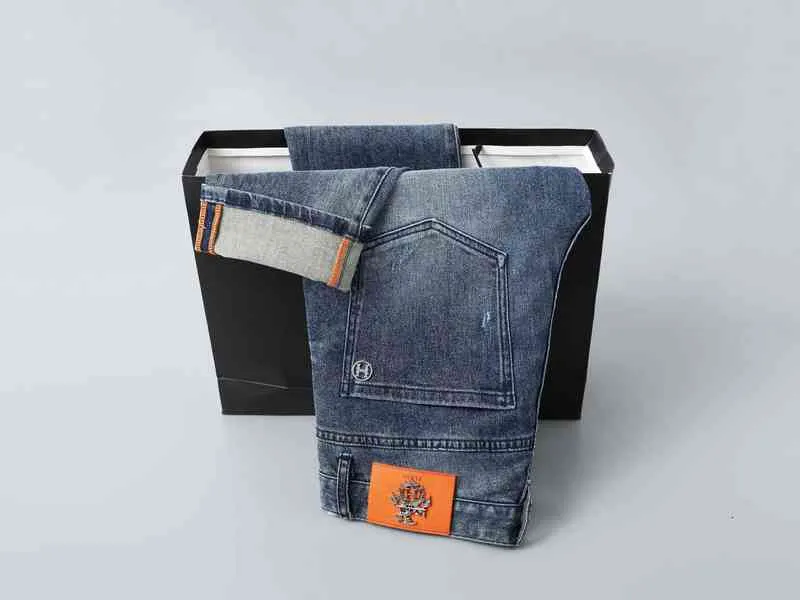 Family Am Light Luxury Hong Kong Marca de moda de ponta de jeans masculino Lazer juvenil Slim Elastic algodão elástico Calças perfuradas