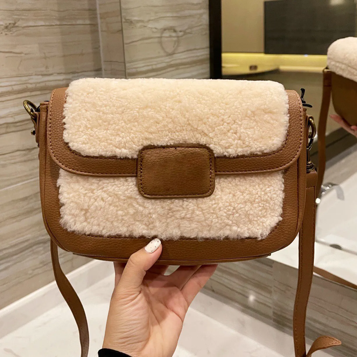 Designers de sacs à main de luxe sacs épaule à bandoulière messager en peluche en peluche lettres de location intérieure de poche intérieure hasp carré cuir en cuir 2022 Nouveaux sacs à main