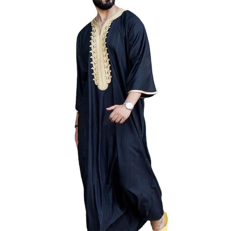Abbigliamento etnico Uomo musulmano Jubba Thobe Manica lunga Ricamo islamico Scollo a V Kimono Robe Abaya Caftano Dubai Arab Dress ShirtsEthni258V