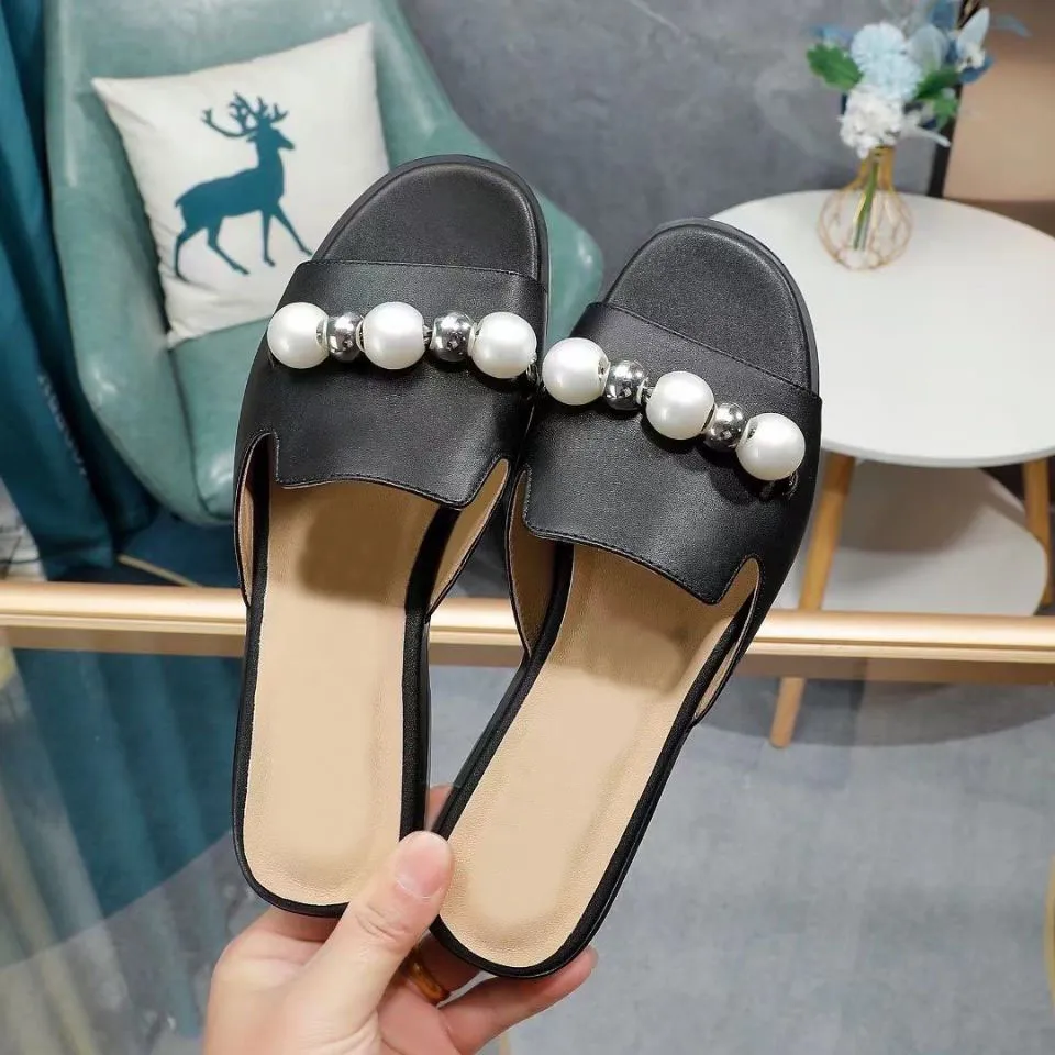 Högkvalitativa kvinnors tofflor Fashion Designer Shoes Pearl Horse Buckle Leather Flats Luxury Indoor Beach Sandaler 35-43