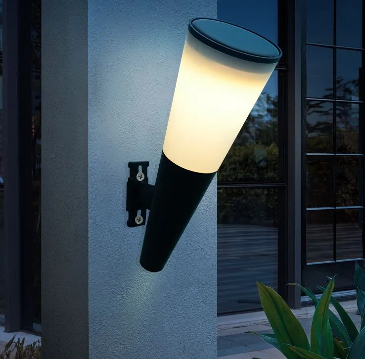 Lampade da parete per esterni a LED a luce solare colorata Energia impermeabile Recinzione da giardino Cortile Decorazione Corridoio Piscina Garage Lampione