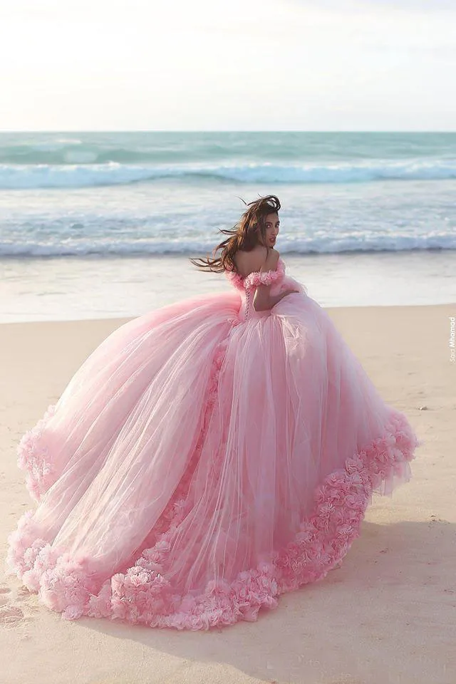 Puffy 2016 vestidos de quinceañera de color rosa princesa Cenicienta vestido de bola largo formal vestidos de novia tren de la capilla fuera del hombro flor 3D EN3176