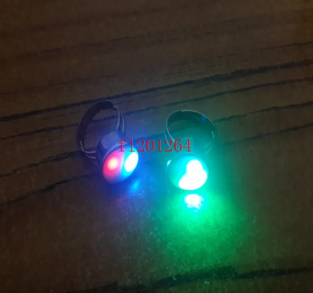 100 adet / grup Ücretsiz Kargo rhinestone Metal LED Parlayan Çiçek Parmak Yüzük Parmak Işık Düğün Doğum Günü Noel Çocuklar Için Oyuncaklar