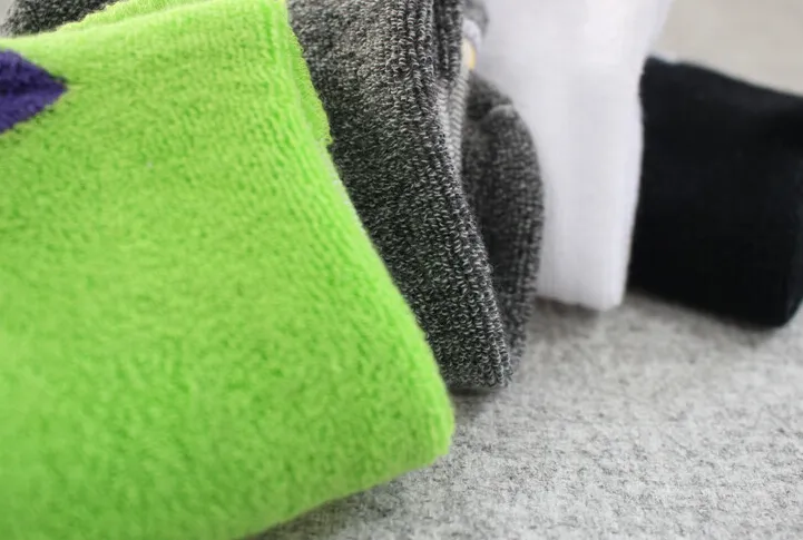 성격 Harajuku Terry Socks Stockings 패션 남성 여성 스포츠 양말 속옷 축구 양말 화려한 선물