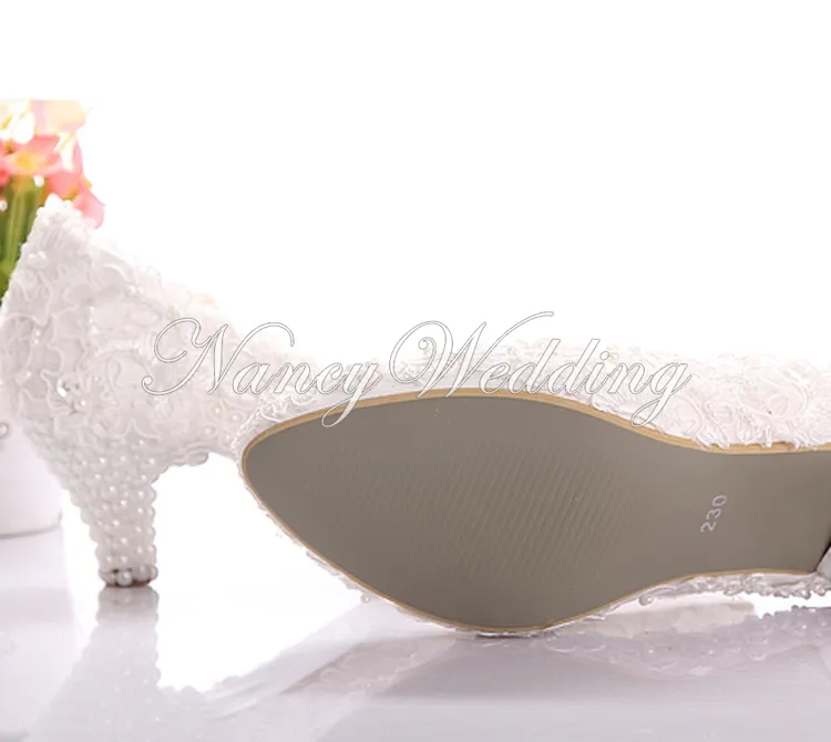Ny stil vit spets låg klack bröllop brud kattunge häl brudtärna skor elegant fest utsmyckade prom skor dam dansskor244m