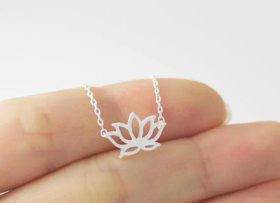 5pcs Gold Silver Tiny Lotus Collier Lotus Flower Collier Petal Bloom Blossom Colliers Plant Bijoux pour femmes