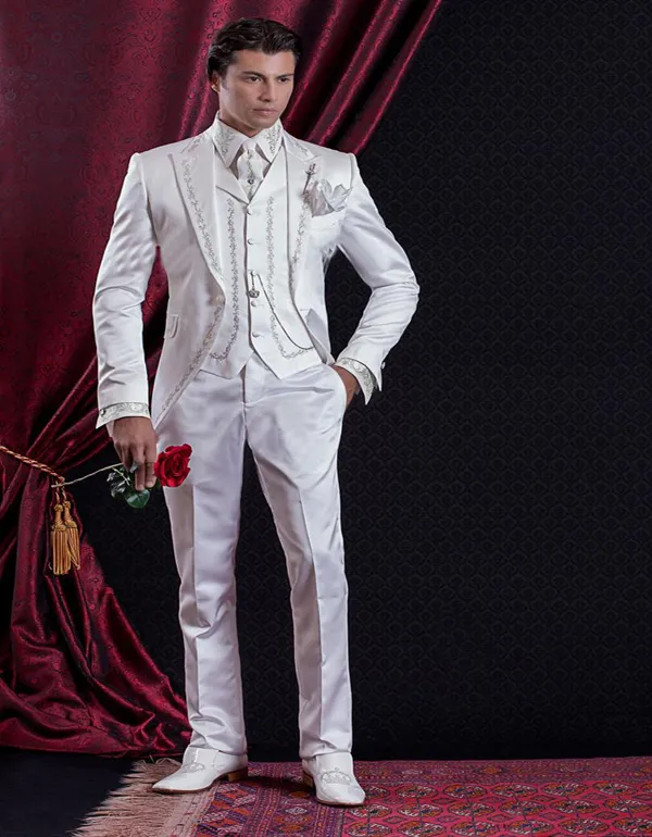 Custom Made Barock Style Groom Tuxedos Groomsman Suit Evening Passar Broderi White Man's Suit Jacka + Byxor + Vest För Bröllop