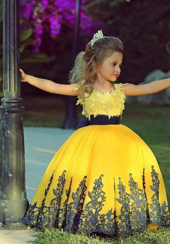 2015 bunte gelbe Ballkleid bodenlange Festzugskleider für kleine Mädchen, goldene Applikationen, günstige Blumenmädchenkleider mit schwarzer Schärpe