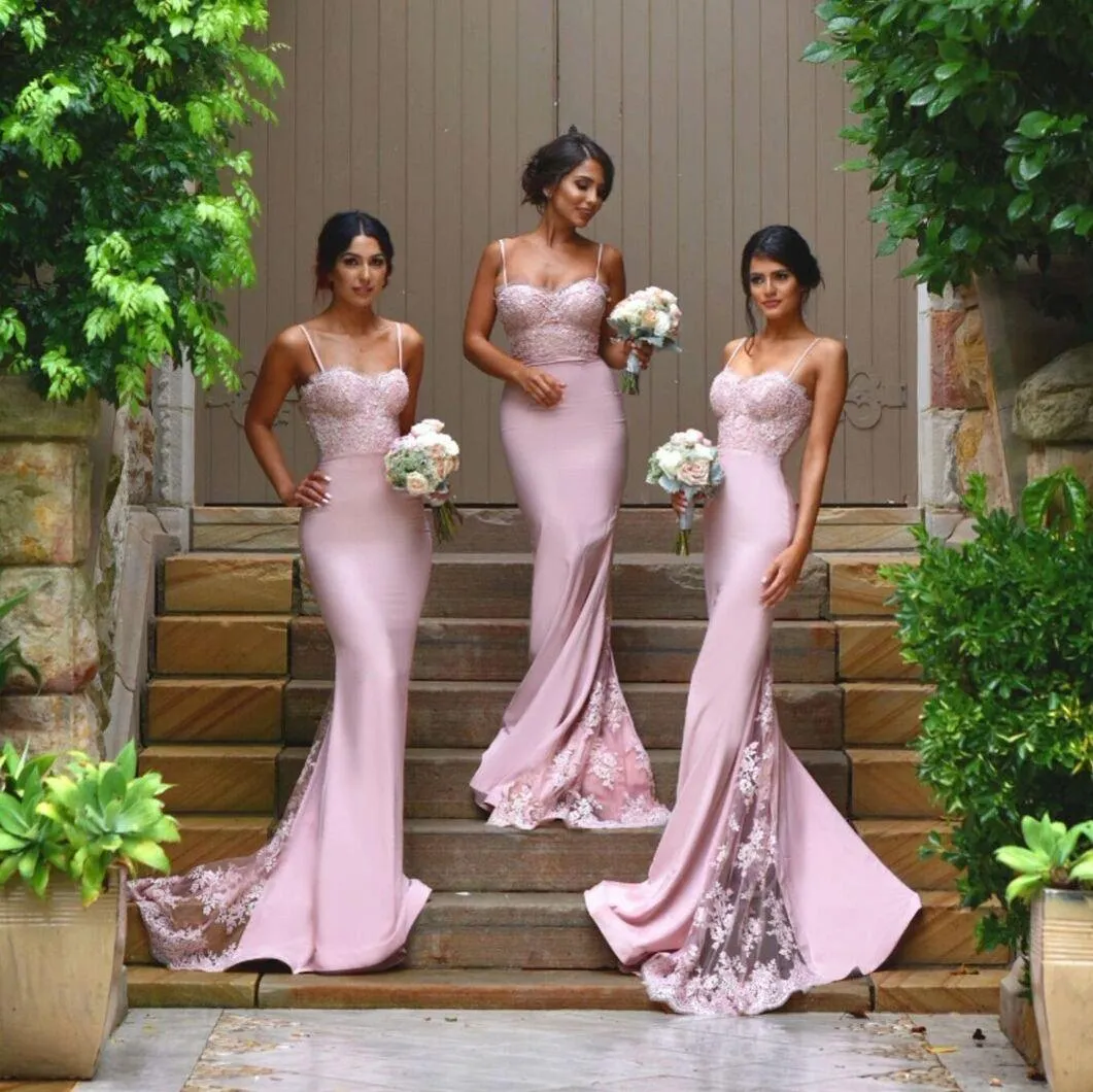 Spaghetti Straps Lace Satin Bridesmaid Klänningar Kjol Tåg Lace Appliques Blush Rosa Mermaid Billiga Prom Klänningar Bodycon Evening Dresses