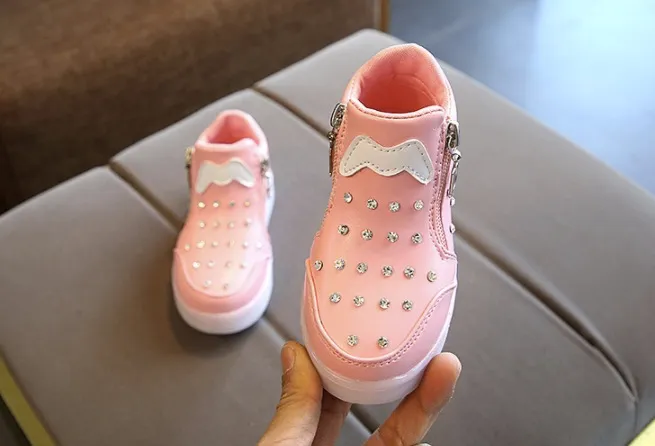 Moda renkli ışıklı çocuk ayakkabı LED Güzel Serin Yeni marka Serin çocuklar sneakers rahat çizmeler bebek erkek kız ayakkabı