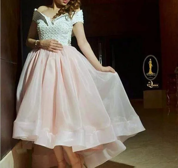 Myriam Fares High Low Prom Dresses 2019 Arabo Al largo della spalla in rilievo rosa Organza occasione formale Runway Party Abiti da sera