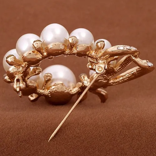 Fancy Gold Plated Pretty Simulated Pearl And Crystals Women Brooch Exquisite Boutique Broach Pin Fashion Lapel Pin For Men And Women