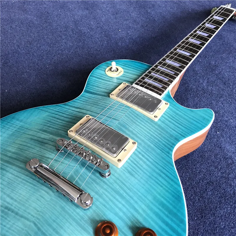 Neue Ankunft heiße chinesische Standard-E-Gitarre mit Blue Flame Maple Top, Mahagoni-Naturboden, alle Farben sind verfügbar