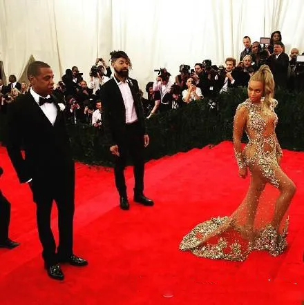 Beyonce Prom Dressess Sexy Red Carpet Dresses Crew manga completa Sheer con Shining Sequins Beads Backless Sweep Train Prom Dress