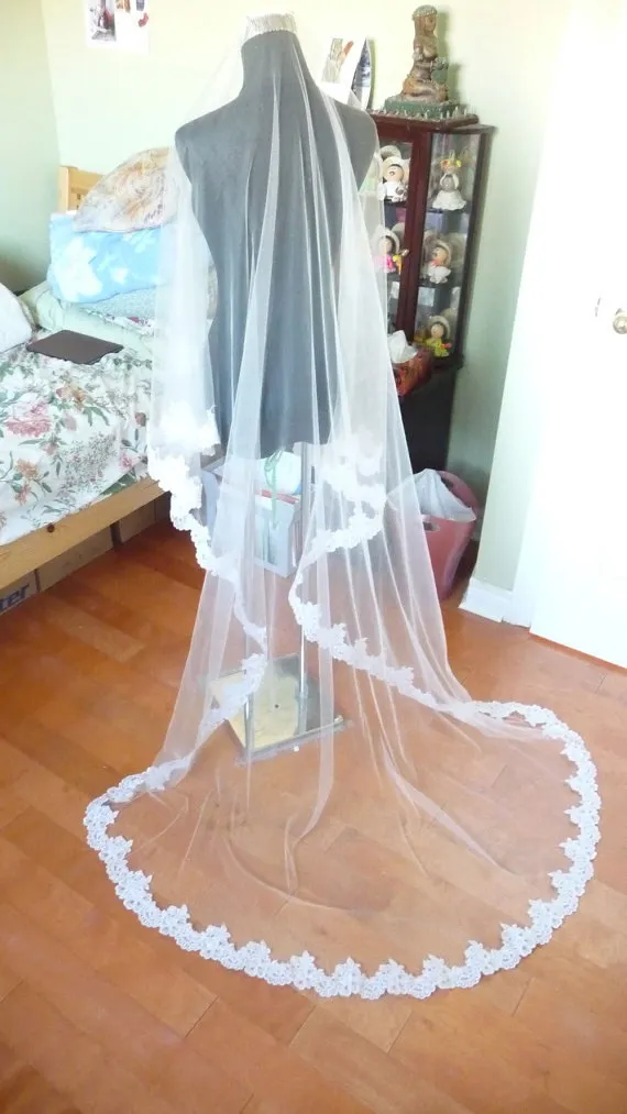 Real Pos Long Church Wedding Veils 2021 Lace Ivory White Two Layers Tulle och spets brudslöjor Purfle Comb9518414