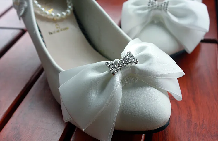 Moda Święte White Wedding Buty gruszki Anklety Applique Bow Dhinestones Różne obcasy do wyboru Walking Grace Imprents Bridal Shoe281f
