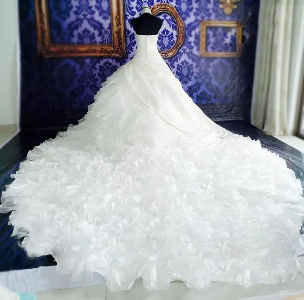 Wysokiej szyi Iluzja Kalterowa Suknie ślubne Wykwintne koraliki Perły Kryształy Koronki Appliqued Top Ruffles Spódnica Długa Katedra Train Suknia Bridal