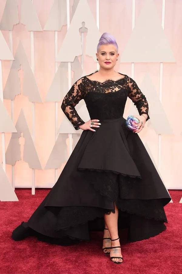 Plus Size Długie Suknie Formalne Kelly Osbourne Celebrity Czarna Koronka Wysoka Low Red Carpet Sheer Evening Dresses Ruffles Party Suknie