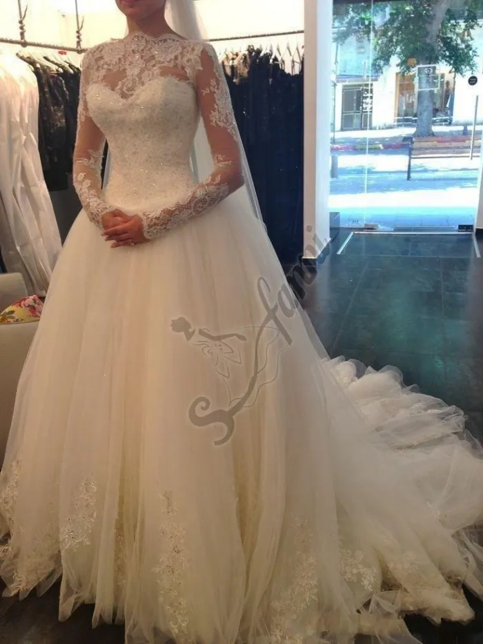 Ny ankomst 2021 Klassisk Mode Bröllopsklänning Med Långärmad Hög Nacke Och V Back Bridal Gown Lace Appliques Tulle Kjol